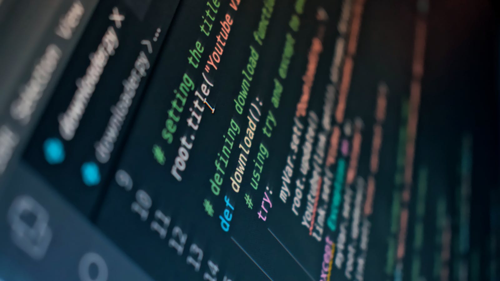 Primer plano de código de programación con resaltado de sintaxis a color en una pantalla